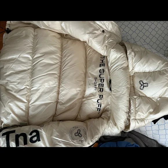 COPY - Aritiza super puffer (SHORTY) cropped jacket in cream - Picture 3 of 3